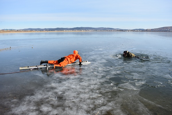 Забайкальские спасатели тренировались спасать провалившихся под лёд 