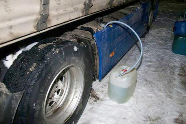 Двое ангарчан сливали топливо с припаркованных большегрузов