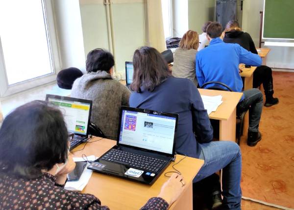 В Бурятии студенты помогают пожилым осваивать компьютер