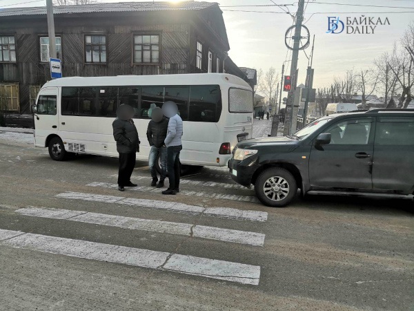 В Улан-Удэ столкнулись «Лэнд Крузер» и автобус 