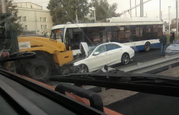 Mercedes S-класса врезался в дорожный каток в Иркутске