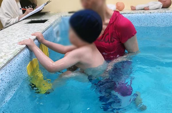 В Улан-Удэ особых детей учат плаванию