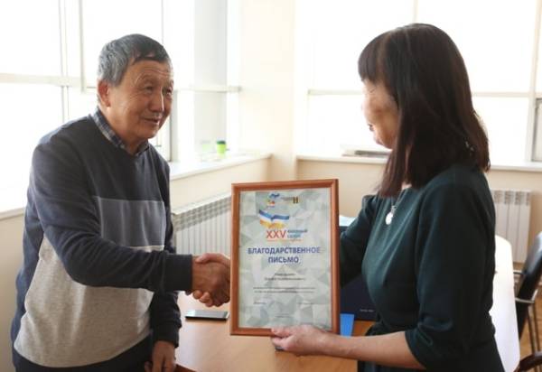 Сборник родословных селенгинских бурят подарили библиотеке в Улан-Удэ 