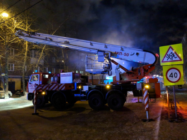 На пожаре в Иркутске эвакуировали 30 человек из задымлённого дома  