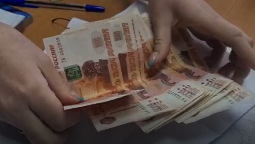 Украл 1000. Деньги фото рубли. Украл деньги. Женщина украла деньги. Деньги 60 тысяч рублей.