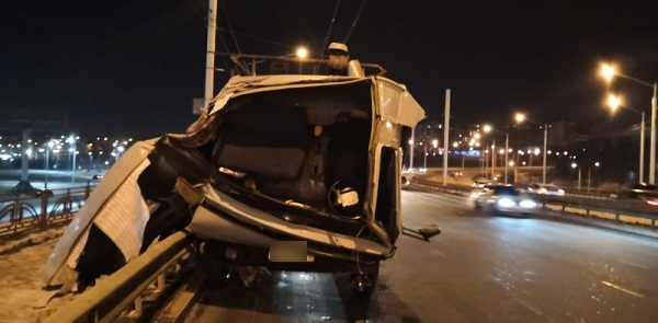 В Иркутске трое мужчин выпали из «КамАЗа», один погиб 