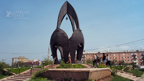 Черный тюльпан улан удэ. Чёрный тюльпан Улан-Удэ. Памятник черный тюльпан в Улан-Удэ. Сквер тюльпан Улан-Удэ. Черный тюльпан Бурятия.