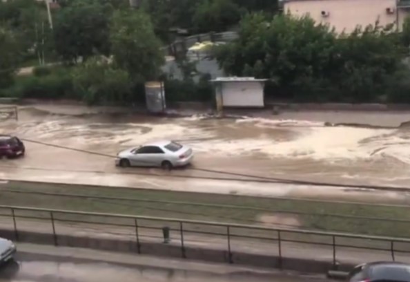 В Улан-Удэ горячая вода затопила дорогу
