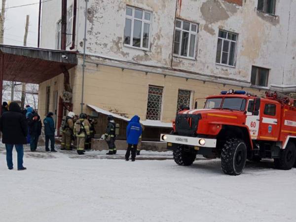 В Ангарске посетителей поликлиники эвакуировали из-за пожара 