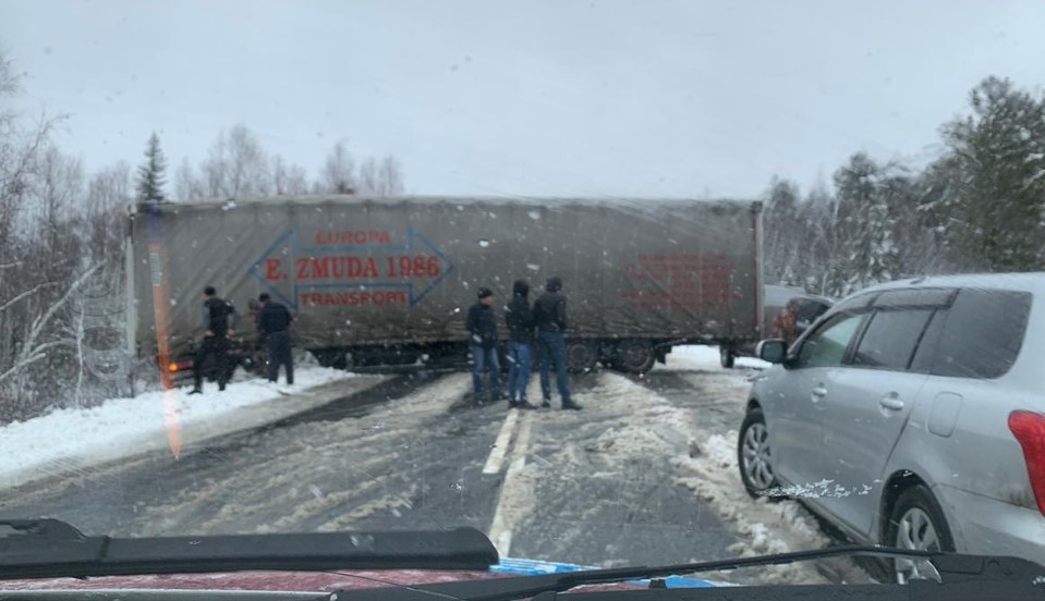 из за снегопада перекрыли трассу