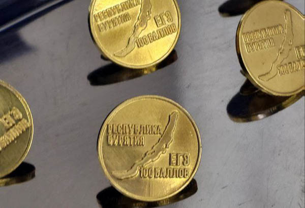 Стобалльникам Бурятии впервые вручили знаки отличия