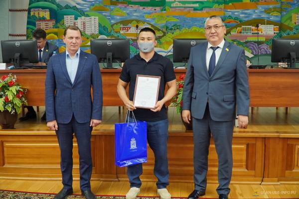 Сразу три человека стали почётными гражданами Улан-Удэ 