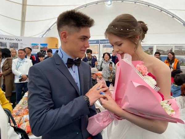 В Улан-Удэ пара сыграла свадьбу на площади Советов