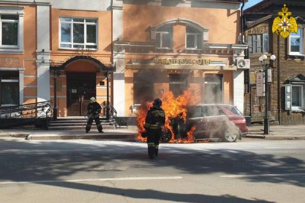 «Мерседес» сгорел возле салона красоты в Иркутске