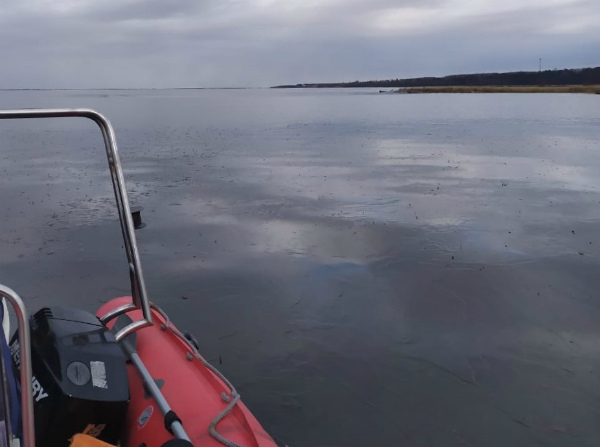 Водолазы ищут пропавших на Байкале рыбаков