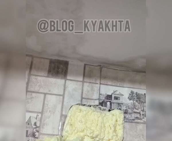 «Зла не хватает»: В райцентре в Бурятии из-за прохудившейся крыши ...