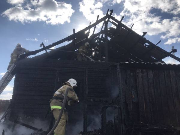 В Бурятии сгорела крыша двухквартирного жилого дома 