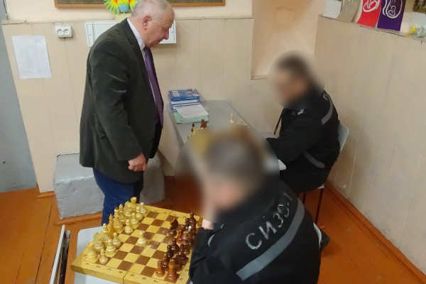 В Улан-Удэ осуждённые сыграли с математиком в шахматы 