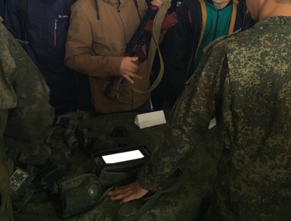 Школьников Улан-Удэ познакомили с бытом военных 