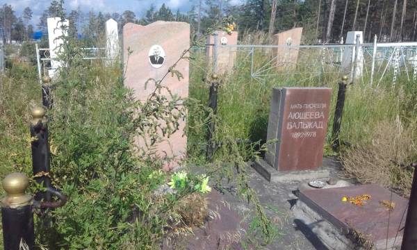 В Улан-Удэ могила известного писателя пришла в запустение 