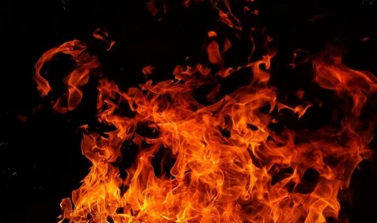 В Бурятии неизвестный курильщик спалил несколько построек