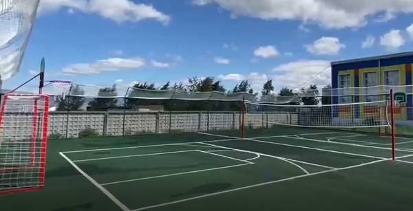 В Улан-Удэ построили новую спортивную площадку у школы 