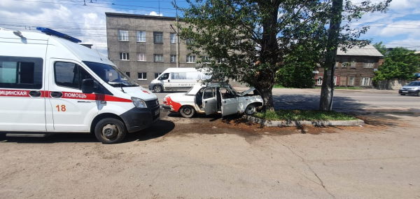В Иркутске три человека пострадали при столкновении машины с деревом