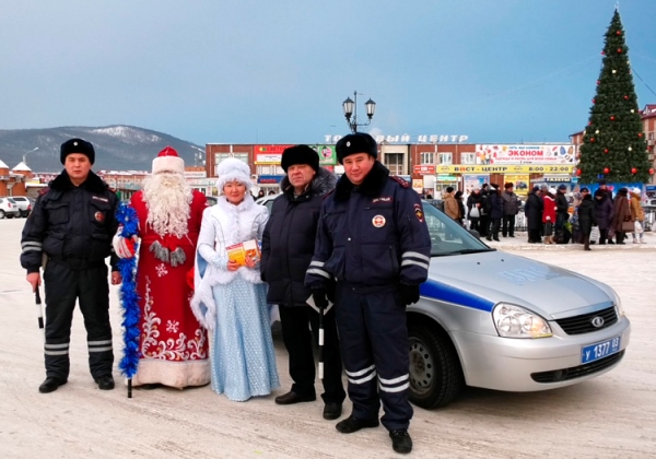 Полицейский Дед Мороз дарил апельсины в Северобайкальске