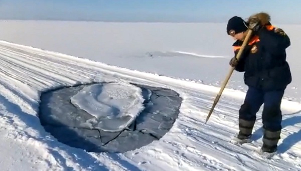 Лёд Байкала в Бурятии не выдержал судна спасателей 