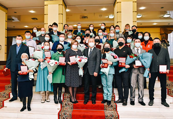 Волонтёрам Бурятии вручили медали «По зову долга и сердца»