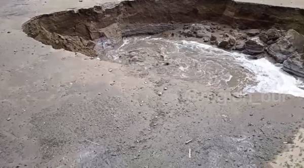 В Улан-Удэ образовалась огромная яма из-за прорыва трубы