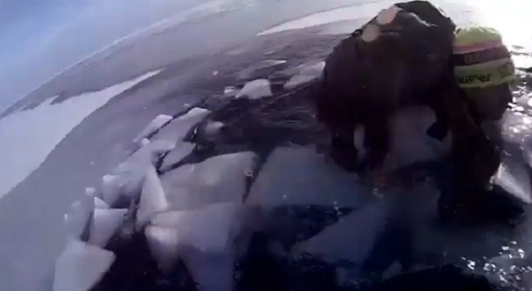Двое туристов едва не утонули на Байкале 