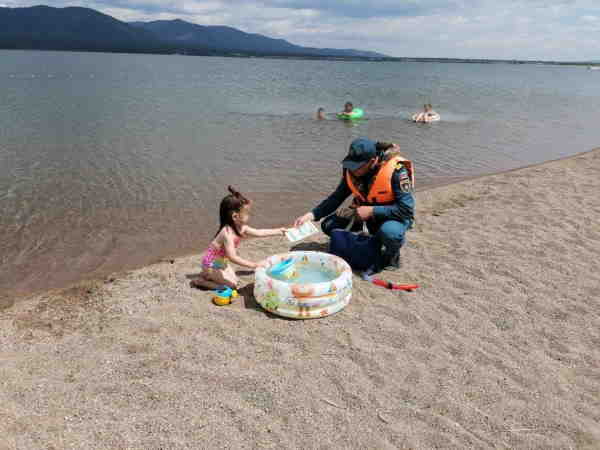 Жителям Бурятии советуют обращать внимание на тишину во время купания детей 
