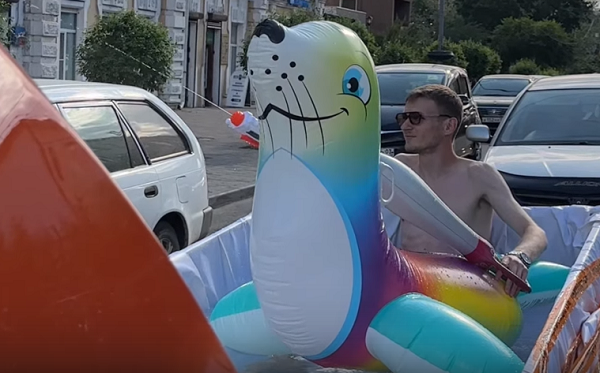 По столице Бурятии разъезжает бассейн на колёсах По столице Бурятии разъезжает бассейн на колёсах