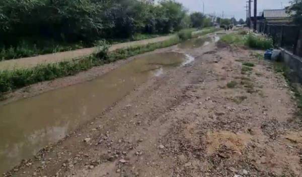 В Улан-Удэ целую улицу топит из-за горе-ливнёвки