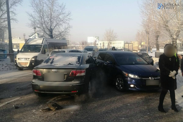 На оживлённом участке дороги в Улан-Удэ произошло тройное ДТП 