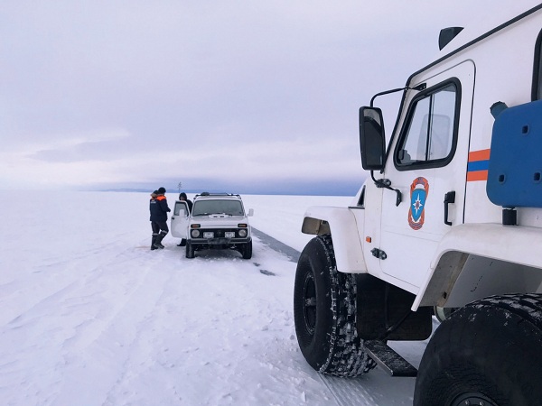 В Бурятии спасатели эвакуировали застрявших на Байкале людей