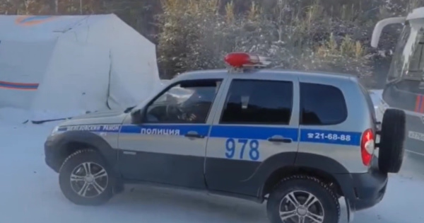 В Иркутской области сотрудники ДПС помогали замерзающим водителям