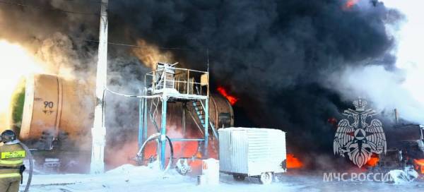 В Ангарске горели бензовоз и железнодорожные цистерны