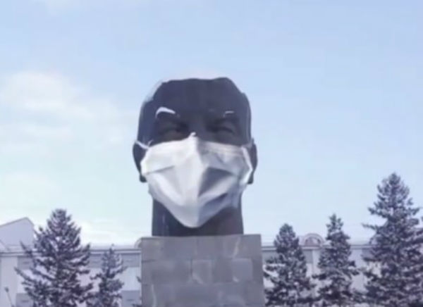 Голову Ленина в Улан-Удэ «защитили» от гриппа и коронавируса 