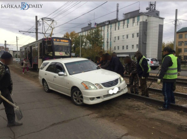 Улан-удэнцы перенесли на руках машину, застрявшую на трамвайных путях