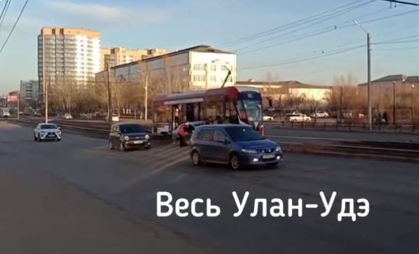 В Улан-Удэ автомобиль врезался в трамвай | Байкал Daily - Новости ...