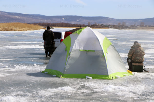 В Бурятии рыболовы-любители, рискуя жизнью, выходят на лёд