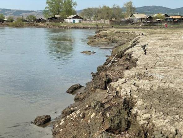 В посёлке в Бурятии, где дом рухнул в реку, обещают укрепить берег 