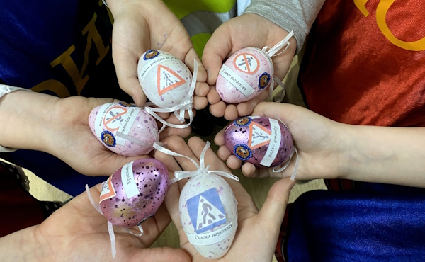 В Улан-Удэ дети раздали пасхальные яйца с дорожными правилами