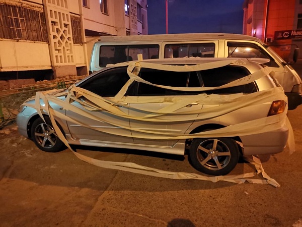 В Улан-Удэ автомобиль обмотали туалетной бумагой