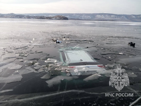 На Байкале легковушка полностью ушла под лёд