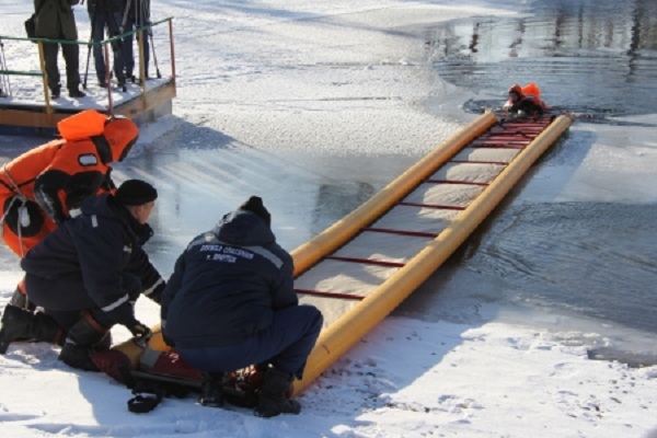 В Иркутске школьников обучают спасению провалившихся под лёд людей