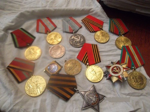 Накануне Дня Победы улан-удэнец обменивает медали своего дедушки-ветерана на айфон