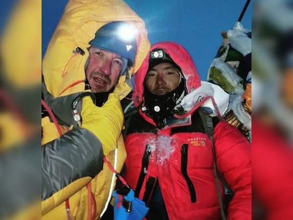 «Жив и здоров»: Покоривший Эверест путешественник из Бурятии вышел на связь